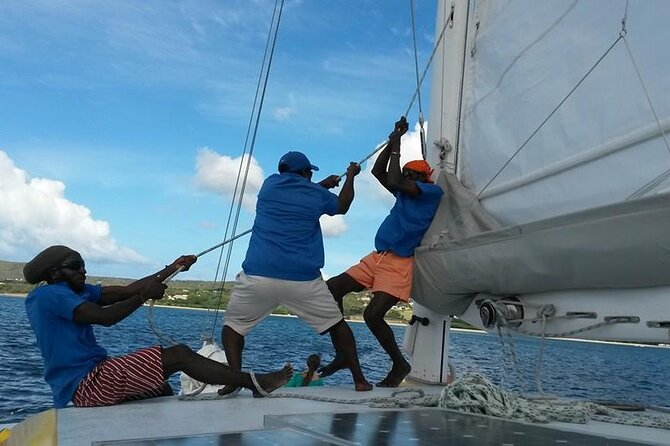 Snorkel Lunch & Lounge: Bluewater or Snorkel and Lunch: Leeward - The return sail: music, drinks, and open views